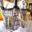 Notre pac de hamman a 5 pièces :  nous avons la Fouta ,un savons  dans une petite bourse en organza , un gant de toilette Kessa  attaché avec une khômsa en métal argenté ,un petit pot en céramique,une petite bourse en tissu argenté avec dedans du 